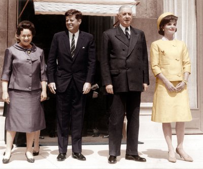 El presidente estadounidense John Kennedy en el Palacio del Elíseo el 31 de mayo de 1961 con su esposa Jackie de Unbekannt Unbekannt